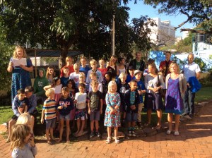 Alla skolbarnen. Rektor Clara håller välkomsttal