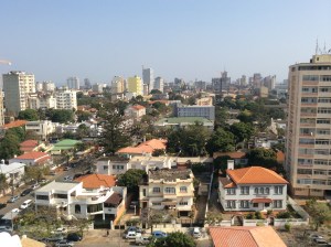 Maputo skyline, från Hotel Avenidas takterrass. Förstora bilden så syns ett antal byggkranar