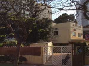 Skolan från gatan, med mur och vakter