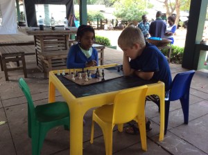 Leo hittar kompis i parken för ett parti schack