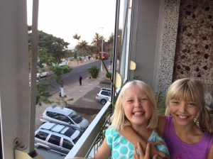 Spännande och lite läskigt med brandbilen, tycker Stella och Ella-Grace