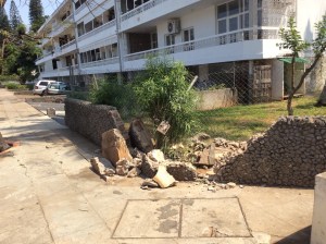 Muren som omgärdar den lilla gräsplätten jämte vårt hus, nu raserad