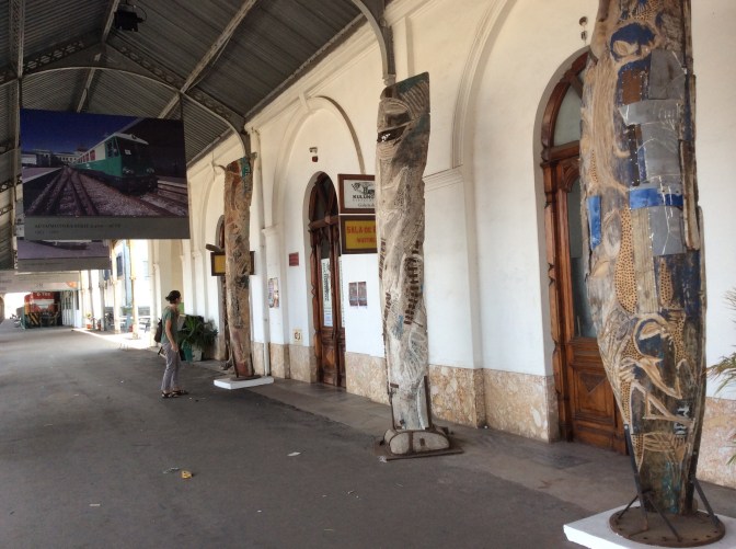 Snopet med stängt galleri. Några av Peki's verk utanför som smakprov