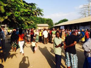 Köer till vallokal i Marromeu (från Karins facebook)