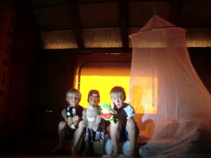 Nelson, Tulani och Leo med sina gosedjur