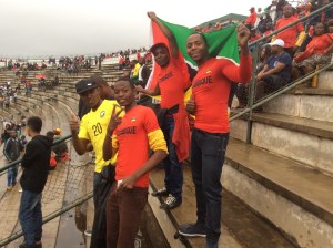 Glatt gäng brevid oss på läktaren