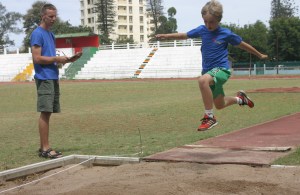 Leo uppfann längdhopp med dykstil och kom längst i sin klass...