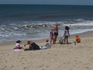 På stranden. De höga vågorna gjorde att barnen inte fick bada i havet.