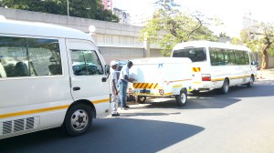 Stuva bussarna fulla med barn och väskor