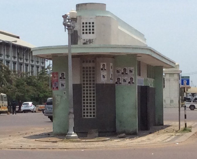 Urinoar-art deco: offentlig toalett utanför tågstationen