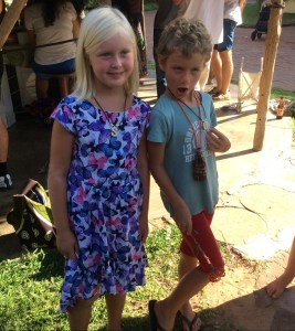 Dante poserar med kompishalsbandet han fick av Stella