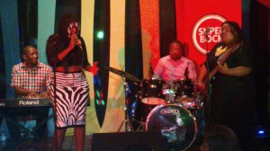 Wanda Baloyi med band