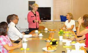 Möte med Margit på ambassaden, Karin räcker upp handen för en fråga