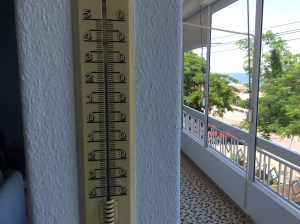 30 grader i skuggan på vår balkong, kl 12 idag