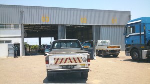 Kön till bilprovningen i Zimpeto, nära Maputos flygplats