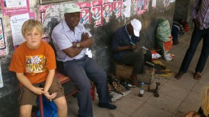 Leo och en till kund får hjälp av skomakaren