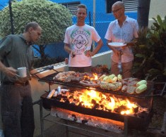 Glada miner runt grillen