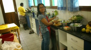 Anna hackar råkost till vårrullarna