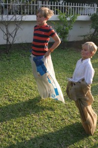 Leo och Svante i säck-race