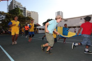 Defilering av alla lagen. Leo stolt fanbärare