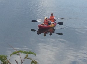 Leo testar kajak med pappa