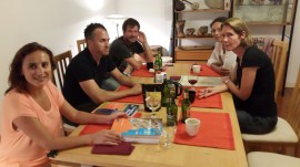 Sida personalmöte runt middagsbordet