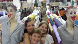 Alexandra, Maj och Olivia i sybehörsaffären