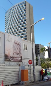 Polana Plaza: nytt multipurpose-bygge (bostäder, kontor, affärer, garage) nära oss, som kommer erbjuda ett "Vida de luxo" (liv av lyx) enligt reklamskylten. Undrar om killarna på hörnet som säljer bröd får ta del av det?