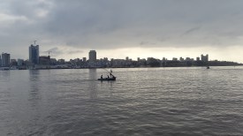 Maputo i gryningsljus från andra sidan bukten