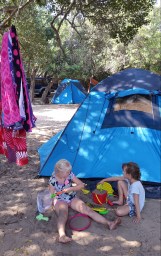 Stella och Nellie leker i sanden