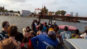 Trångt på färjan över Incomati. Brobygge i bakgrunden