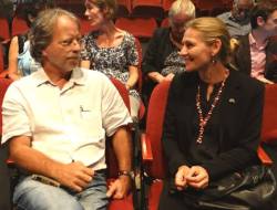 Mia Couto och ambassadör Irina i samspråk. Karin på raden bakom