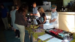 Leo hjälper till att sälja Dajm och Lakrisal