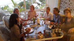 Tidigare ikväll: Karins bokcirkel avhandlar sitt senaste läsprojekt över vin och pizza på vår balkong.