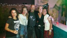 Omgiven av diverse galanta damer