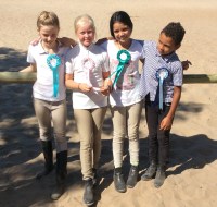 Chléa, Stella, Fátima och Dante med sina medaljer