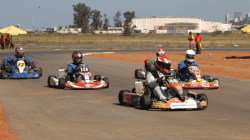 Gokart på racingbanan. Varuhuset Game i bakgrunden