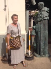 Vår guide Jane inne på en bakgård där en skulptur av Portugals gamle diktator António Salazar stuvats undan