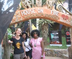 Två scandal beauties som till varje pris ville vara med på bild