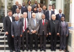 Representanter för Frelimo och Renamo, samt ett gäng internationella medlare. Tror bilden är tagen i entrén till Hotel Avenida, nära vårt hem