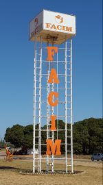 Infarten till mässområdet från motorvägen