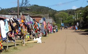 Marknadsstånd längs Pontas huvudstråk
