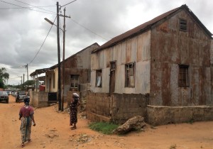 Hus av korrugerad plåt, karakteristiskt för Mafalala