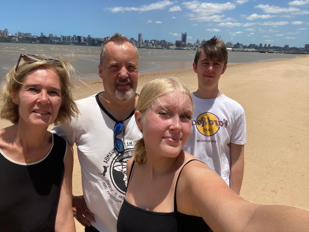 Blåsig selfie från Katembe, med Maputos skyline i bakgrunden